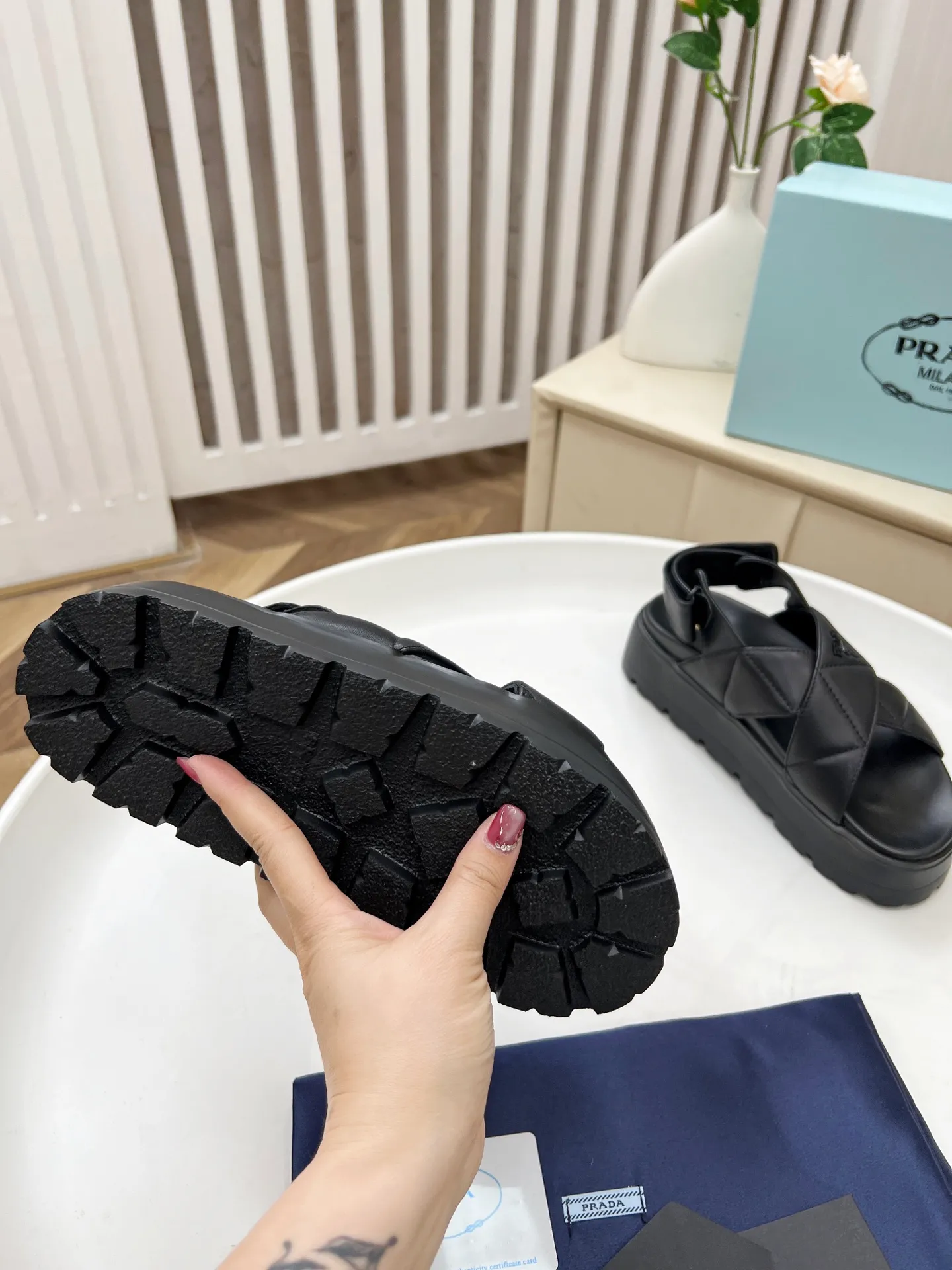 👟👟Ex-factory price 440👟👟 Prada/Prada 25ss summer new couple's beach thick-soled Birkenstock sandals. This shoe style is really a classic design that will not go out of style and is in line with everyone's current pursuit of comfortable and healthy wearing concepts. It is regarded by many domestic and foreign celebrities and fashionistas as an important choice for daily slippers. ✔Upper: imported super soft sheepskin ✔Inner lining: imported sheepskin ✔Hardware: Original molded split hardware ✔Outsole: Ultra-light, wear-resistant and non-slip foam sole ✔Number of yards: 35~40 (custom-made 40 pieces are non-refundable)